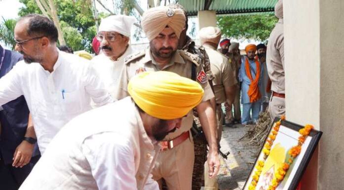 ਮੁੱਖ ਮੰਤਰੀ ਨੇ ਹਜ਼ਾਰਾਂ ਹੋਰ ਲੋਕਾਂ ਨਾਲ ਮਿਲ ਕੇ ਮੈਰਾਥਨ ਦੌੜਾਕ ਫੌਜਾ ਸਿੰਘ ਨੂੰ ਦਿੱਤੀ ਅੰਤਿਮ ਵਿਦਾਈ * ਫੌਜਾ ਸਿੰਘ ਦੀ ਸਖ਼ਤ ਮਿਹਨਤ, ਸਮਰਪਣ ਅਤੇ ਲਗਨ ਹਮੇਸ਼ਾ ਨੌਜਵਾਨ ਪੀੜ੍ਹੀਆਂ ਨੂੰ ਪ੍ਰੇਰਿਤ ਕਰੇਗੀ: ਮੁੱਖ ਮੰਤਰੀ