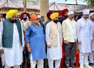 – ਪੰਜਾਬ ਦੇ ਰਾਜਪਾਲ ਵਿਸ਼ਵ ਪ੍ਰਸਿੱਧ ਮੈਰਾਥਨ ਦੌੜਾਕ ਫੌਜਾ ਸਿੰਘ ਦੀਆਂ ਅੰਤਿਮ ਰਸਮਾਂ ’ਚ ਹੋਏ ਸ਼ਾਮਲ – ਸਿਹਤਮੰਦ ਤੇ ਨਸ਼ਾ ਮੁਕਤ ਪੰਜਾਬ ਦੀ ਸਿਰਜਣਾ ਲਈ ਫੌਜਾ ਸਿੰਘ ਦਾ ਜੀਵਨ ਹਮੇਸ਼ਾ ਚਾਨਣ ਮੁਨਾਰਾ ਬਣਿਆ ਰਹੇਗਾ : ਗੁਲਾਬ ਚੰਦ ਕਟਾਰੀਆ