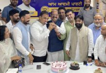 ਆਪ ਨੇਤਾ ਨਿਤਿਨ ਕੋਹਲੀ ਦੇ ਦਫ਼ਤਰ ‘ਚ ਅਰਵਿੰਦ ਕੇਜਰੀਵਾਲ ਦਾ ਜਨਮਦਿਨ ਮਨਾਇਆ