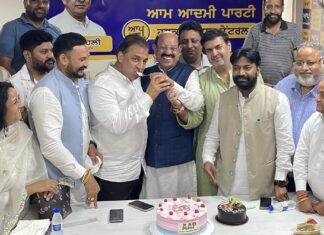 ਆਪ ਨੇਤਾ ਨਿਤਿਨ ਕੋਹਲੀ ਦੇ ਦਫ਼ਤਰ ‘ਚ ਅਰਵਿੰਦ ਕੇਜਰੀਵਾਲ ਦਾ ਜਨਮਦਿਨ ਮਨਾਇਆ