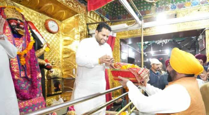 ਸ੍ਰੀ ਕਾਲੀ ਮਾਤਾ ਮੰਦਿਰ ਵਿੱਚ ਨਤਮਸਤਕ ਹੋਏ ਮੁੱਖ ਮੰਤਰੀ