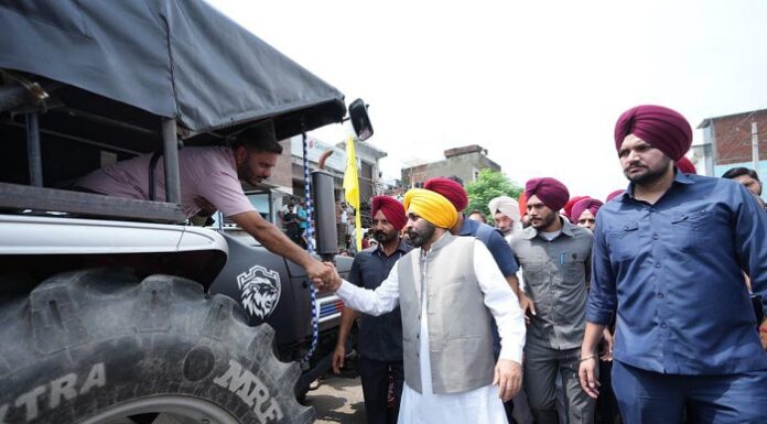 ਮੁੱਖ ਮੰਤਰੀ ਵੱਲੋਂ ਪੰਜਾਬ ਸਰਕਾਰ ਦਾ ਹੈਲੀਕਾਪਟਰ ਬਚਾਅ ਤੇ ਰਾਹਤ ਕਾਰਜਾਂ ਲਈ ਤਾਇਨਾਤ, ਕੈਬਨਿਟ ਸਾਥੀਆਂ ਨਾਲ ਹੜ੍ਹ ਪ੍ਰਭਾਵਿਤ ਇਲਾਕਿਆਂ ਦਾ ਦੌਰਾ