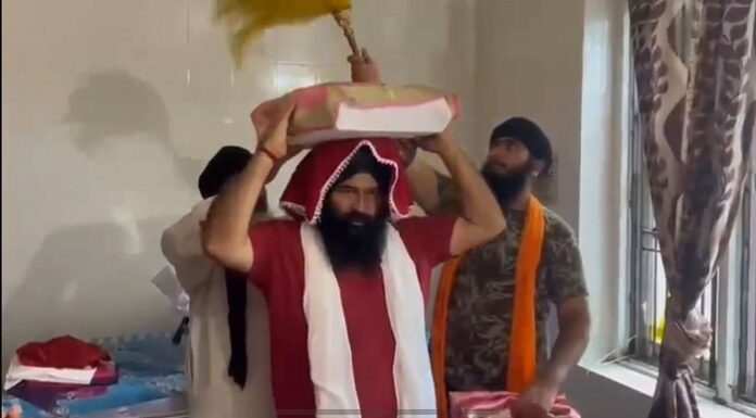 ਹੜ੍ਹ ਸੰਕਟ ਵਿੱਚ ਗੁਰੂ ਸਾਹਿਬ ਦੇ ਪਵਿੱਤਰ ਸਰੂਪ ਦੀ ਸੇਵਾ, ‘ਆਪ’ ਵਿਧਾਇਕ ਨੇ ਗੁਰੂ ਸਾਹਿਬ ਦਾ ਪਵਿੱਤਰ ਸਰੂਪ ਕੀਤਾ ਸੁਰੱਖਿਅਤ