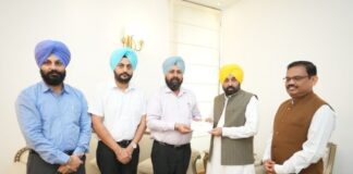 ਪੀਸੀਐਸ ਅਫਸਰ ਐਸੋਸੀਏਸ਼ਨ ਨੇ ਮੁੱਖ ਮੰਤਰੀ ਰਾਹਤ ਫੰਡ ਲਈ ਮੁੱਖ ਮੰਤਰੀ ਨੂੰ 12 ਲੱਖ ਰੁਪਏ ਦੇ ਚੈੱਕ ਸੌਂਪੇ