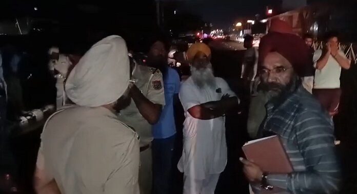 ਅੰਮ੍ਰਿਤਸਰ ਦੇ ਰਿਆਲਟੋ ਚੌਂਕ ’ਚ ਗੁੰਡਾਗਰਦੀ, ਗੱਡੀ ਪਾਸਿੰਗ ਮੰਗਣ ’ਤੇ ਨੌਜਵਾਨਾਂ ਨੇ ਚਲਾਈਆਂ ਗੋਲੀਆਂ