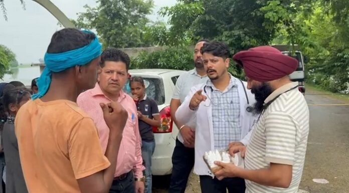 ਸਿਹਤ ਵਿਭਾਗ ਦੀ ਟੀਮ ਵੱਲੋਂ ਹੜ੍ਹ ਪੀੜਤਾਂ ਨੂੰ ਸਿਹਤ ਸੰਭਾਲ ਸਬੰਧੀ ਵੀ ਕੀਤਾ ਜਾ ਰਿਹਾ ਹੈ ਜਾਗਰੂਕ – ਡਾ. ਪ੍ਰੇਮ ਕੁਮਾਰ