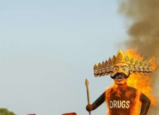 ਨਸ਼ੇ ਦੇ ਦਾਨਵ’ ਦਾ ਅੰਤ : ਦੁਸਹਿਰੇ ‘ਤੇ ਸਾੜਿਆ ਨਸ਼ਿਆਂ ਦਾ ਪੁਤਲਾ , ਮਾਨ ਸਰਕਾਰ ਦੀ ‘ਨਸ਼ਿਆਂ ਵਿਰੁੱਧ ਜੰਗ’ ਮੁਹਿੰਮ ਦੇ ਸਮਰਥਨ ਵਿੱਚ ਪੰਜਾਬ ਪੁਲਿਸ ਵੱਲੋਂ ਹੋਈ ਤੇਜ਼ ਕਾਰਵਾਈ