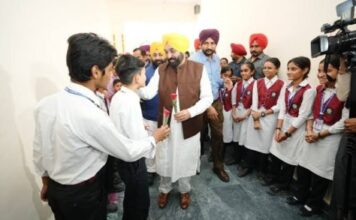 ਹਰ ਬੱਚੇ ਲਈ ‘ਸੁਪਨਿਆਂ ਦਾ ਰਨਵੇ’ ਬਣੇ ‘ਸਕੂਲ ਆਫ਼ ਐਮੀਨੈਂਸ’! CM ਮਾਨ ਦੇ ‘ਆਧੁਨਿਕ ਯੁੱਗ ਦੇ ਮੰਦਿਰ’ ਲਿਆਏ ਉੱਜਵਲ ਭਵਿੱਖ, ਜਾਣੋ ਨਵੀਆਂ ਸਹੂਲਤਾਂ!