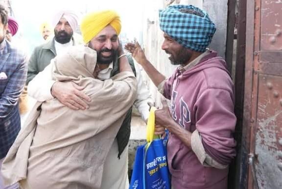 ਹੁਣ ਘਰ-ਘਰ ਪਹੁੰਚੇਗੀ ਖੁਸ਼ਹਾਲੀ! ਮਾਨ ਸਰਕਾਰ ਨੇ ‘ਆਟਾ-ਦਾਲ’ ਯੋਜਨਾ ਨੂੰ ਬਣਾਇਆ ‘ਪੂਰਾ ਰਾਸ਼ਨ ਪੈਕੇਜ’, ਨਵੇਂ ਸਾਲ ਤੋਂ 1.42 ਕਰੋੜ ਲੋਕਾਂ ਨੂੰ ਮਿਲੇਗੀ ਹੋਮ ਡਿਲੀਵਰੀ!