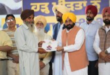 ਸੰਕਟ ਵਿੱਚ ਸੱਚਾ ਲੀਡਰਸ਼ਿਪ; ਮਾਨ ਸਰਕਾਰ ਹੜ੍ਹ ਪੀੜਤਾਂ ਨੂੰ ਦੇ ਰਹੀ ਸਭ ਤੋਂ ਵੱਧ ਮੁਆਵਜ਼ਾ, ਦੇਸ਼ ਲਈ ਪੇਸ਼ ਕੀਤੀ ਮਿਸਾਲ