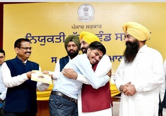 ਪੰਜਾਬ ਦੇ ਖਿਡਾਰੀਆਂ ਨੂੰ ਮਿਲਿਆ ‘ਮੈਡੀਕਲ ਕਵਚ’! ਮਾਨ ਸਰਕਾਰ ਨੇ ਸਪੋਰਟਸ ਮੈਡੀਕਲ ਕਾਡਰ ਵਿੱਚ 100+ ਅਸਾਮੀਆਂ ਭਰਨ ਨੂੰ ਦਿੱਤੀ ਮਨਜ਼ੂਰੀ, ਨੌਜਵਾਨਾਂ ਲਈ ਰੁਜ਼ਗਾਰ ਦਾ ਸੁਨਹਿਰੀ ਮੌਕਾ!