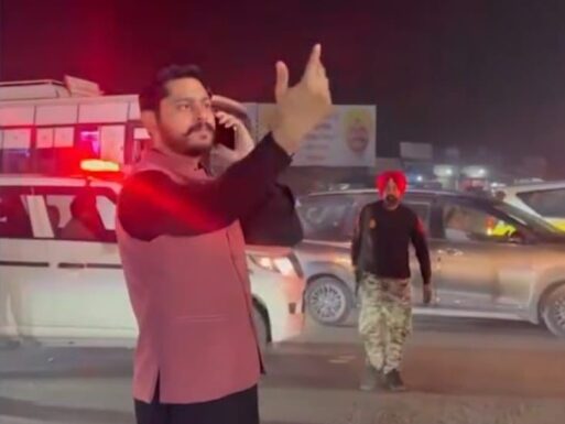 ਟ੍ਰੈਫਿਕ ਵਿੱਚ ਫਸੀ ਐਂਬੂਲੈਂਸ ਨੂੰ ਦੇਖ ਕੇ ਆਪ ਵਿਧਾਇਕ ਖੁਦ ਉਤਰੇ ਸੜਕਾਂ ‘ਤੇ , ਮਰੀਜ਼ ਦੀ ਬਚਾਈ ਜਾਨ , ਲਾਪਰਵਾਹੀ ਕਰਨ ਵਾਲੀ ਪੁਲਿਸ ਵਿਰੁੱਧ ਕੀਤੀ ਸਖ਼ਤ ਕਾਰਵਾਈ !