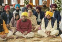 ਭਗਵੰਤ ਮਾਨ ਅਤੇ ਅਰਵਿੰਦ ਕੇਜਰੀਵਾਲ ਨੇ ਸੰਗਤ ਵਿੱਚ ਸ਼ਾਮਲ ਹੋ ਕੇ ਸੂਬੇ ਦੀ ਤਰੱਕੀ ਅਤੇ ਪੰਜਾਬੀਆਂ ਦੀ ਖ਼ੁਸ਼ਹਾਲੀ ਲਈ ਕੀਤੀ ਅਰਦਾਸ