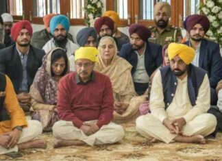 ਭਗਵੰਤ ਮਾਨ ਅਤੇ ਅਰਵਿੰਦ ਕੇਜਰੀਵਾਲ ਨੇ ਸੰਗਤ ਵਿੱਚ ਸ਼ਾਮਲ ਹੋ ਕੇ ਸੂਬੇ ਦੀ ਤਰੱਕੀ ਅਤੇ ਪੰਜਾਬੀਆਂ ਦੀ ਖ਼ੁਸ਼ਹਾਲੀ ਲਈ ਕੀਤੀ ਅਰਦਾਸ