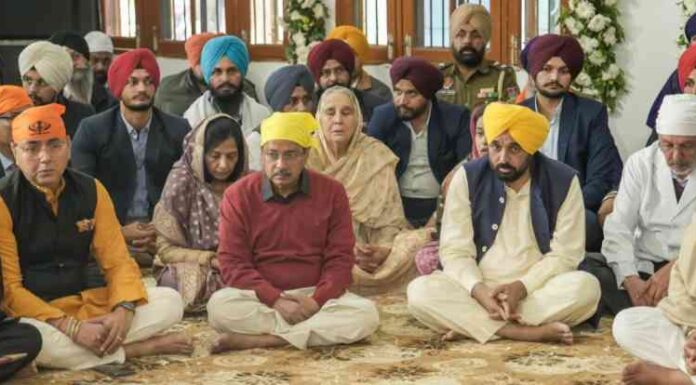 ਭਗਵੰਤ ਮਾਨ ਅਤੇ ਅਰਵਿੰਦ ਕੇਜਰੀਵਾਲ ਨੇ ਸੰਗਤ ਵਿੱਚ ਸ਼ਾਮਲ ਹੋ ਕੇ ਸੂਬੇ ਦੀ ਤਰੱਕੀ ਅਤੇ ਪੰਜਾਬੀਆਂ ਦੀ ਖ਼ੁਸ਼ਹਾਲੀ ਲਈ ਕੀਤੀ ਅਰਦਾਸ