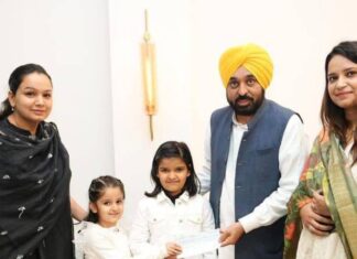 ਧੀਆਂ ਦੀ ਪਹਿਲੀ ਕਮਾਈ ਦੂਜਿਆਂ ਲਈ ਬਣੀ ਉਮੀਦ 7 ਅਤੇ 6 ਸਾਲ ਦੀਆਂ ਭੈਣਾਂ ਨੇ ਹੜ੍ਹ ਪੀੜਤਾਂ ਲਈ ਵਰਕਸ਼ਾਪ ਦੀ ਕਮਾਈ ਕੀਤੀ ਦਾਨ , ਮੁੱਖ ਮੰਤਰੀ ਮਾਨ ਨੇ ਕੀਤੀ ਪ੍ਰਸ਼ੰਸਾ ”