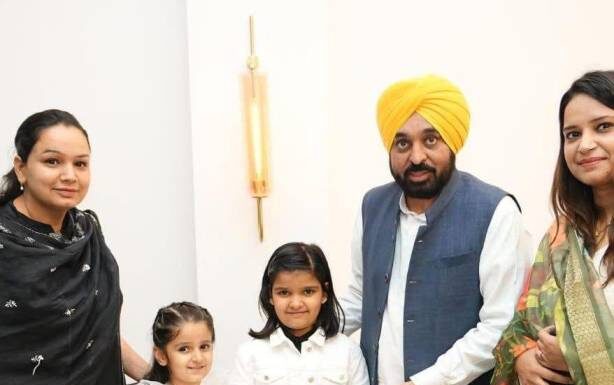 ਧੀਆਂ ਦੀ ਪਹਿਲੀ ਕਮਾਈ ਦੂਜਿਆਂ ਲਈ ਬਣੀ ਉਮੀਦ 7 ਅਤੇ 6 ਸਾਲ ਦੀਆਂ ਭੈਣਾਂ ਨੇ ਹੜ੍ਹ ਪੀੜਤਾਂ ਲਈ ਵਰਕਸ਼ਾਪ ਦੀ ਕਮਾਈ ਕੀਤੀ ਦਾਨ , ਮੁੱਖ ਮੰਤਰੀ ਮਾਨ ਨੇ ਕੀਤੀ ਪ੍ਰਸ਼ੰਸਾ ”