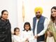 ਧੀਆਂ ਦੀ ਪਹਿਲੀ ਕਮਾਈ ਦੂਜਿਆਂ ਲਈ ਬਣੀ ਉਮੀਦ 7 ਅਤੇ 6 ਸਾਲ ਦੀਆਂ ਭੈਣਾਂ ਨੇ ਹੜ੍ਹ ਪੀੜਤਾਂ ਲਈ ਵਰਕਸ਼ਾਪ ਦੀ ਕਮਾਈ ਕੀਤੀ ਦਾਨ , ਮੁੱਖ ਮੰਤਰੀ ਮਾਨ ਨੇ ਕੀਤੀ ਪ੍ਰਸ਼ੰਸਾ ”