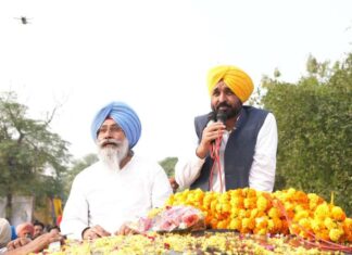 “ ਮੈਂ ਮੁੱਖ ਮੰਤਰੀ ਨਹੀਂ , ਦੁੱਖਮੰਤਰੀ ਹਾਂ!” ਮਾਨ ਨੇ ਤਰਨਤਾਰਨ ਵਿੱਚ ਇਹ ਕਹਾਣੀ ਸੁਣਾਉਂਦਿਆਂ ਸਾਰਿਆਂ ਨੂੰ ਕੀਤਾ ਭਾਵੁਕ – ਉਨ੍ਹਾਂ ਕਿਹਾ, “ਇਹ ਚੋਣ ਕੁਰਸੀ ਦਾ ਨਹੀਂ ,ਤੁਹਾਡੇ ਬੱਚਿਆਂ ਦਾ ਭਵਿੱਖ ਕਰੇਗੀ ਤੈਅ