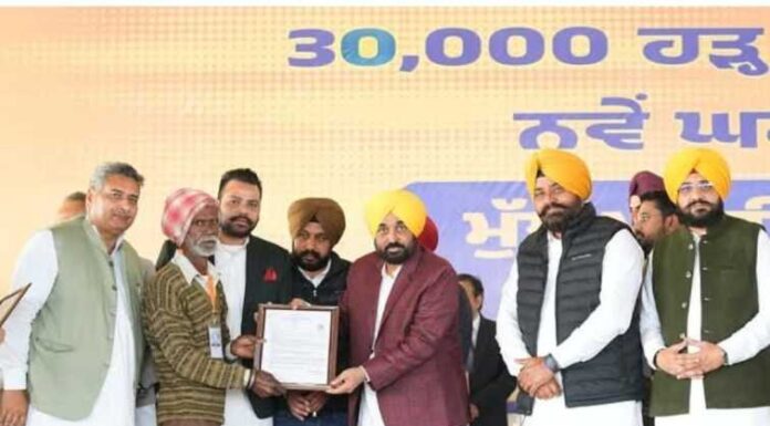 ₹377 ਕਰੋੜ ਦੀ ਰਾਹਤ: ਮੁੱਖ ਮੰਤਰੀ ਮਾਨ ਨੇ 30,000 ਤੋਂ ਵੱਧ ਹੜ੍ਹ ਪ੍ਰਭਾਵਿਤ ਪਰਿਵਾਰਾਂ ਨੂੰ ਰਿਕਾਰਡ ਤੋੜ ਮੁਆਵਜ਼ਾ ਰਾਸ਼ੀ ਵੰਡੀ !