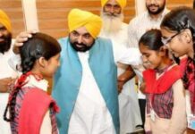 ਮਾਨ ਸਰਕਾਰ ਲਈ ਔਰਤਾਂ ਦੀ ਸਿਹਤ ਇੱਕ ਤਰਜੀਹ ਹੈ! ਪੰਜਾਬ ਵਿੱਚ 1.3 ਮਿਲੀਅਨ ਤੋਂ ਵੱਧ ਔਰਤਾਂ ‘ਨਵੀ ਦਿਸ਼ਾ’ ਰਾਹੀਂ ਹਰ ਮਹੀਨੇ ਪ੍ਰਾਪਤ ਕਰ ਰਹੀਆਂ ਹਨ ਮੁਫ਼ਤ ਸੈਨੇਟਰੀ ਪੈਡ