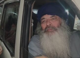 ਫਰਜ਼ੀ ਨਿਹੰਗ ਸਿੰਘ ਕਾਬੂ, ਔਰਤ ਨਾਲ ਗੱਡੀ ‘ਚ ਮਾਸ ਤੇ ਸ਼ਰਾਬ ਪੀਂਦੇ ਫੜਿਆ, ਲੋਕਾਂ ਨੇ ਕੀਤੀ ਛਿਤਰ ਪਰੇਡ