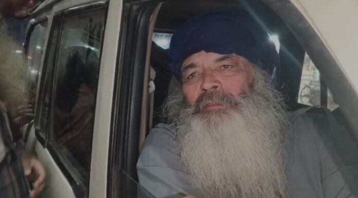 ਫਰਜ਼ੀ ਨਿਹੰਗ ਸਿੰਘ ਕਾਬੂ, ਔਰਤ ਨਾਲ ਗੱਡੀ ‘ਚ ਮਾਸ ਤੇ ਸ਼ਰਾਬ ਪੀਂਦੇ ਫੜਿਆ, ਲੋਕਾਂ ਨੇ ਕੀਤੀ ਛਿਤਰ ਪਰੇਡ