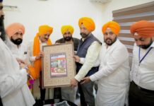 ਪੰਜਾਬ ਦੇ ਮੁੱਖ ਮੰਤਰੀ ਭਗਵੰਤ ਸਿੰਘ ਮਾਨ ਨੇ ਸ੍ਰੀ ਨਾਂਦੇੜ ਸਾਹਿਬ ਵਿਖੇ ਮੱਥਾ ਟੇਕਿਆ; ਕਿਹਾ, ਪੰਜਾਬ ਸਰਕਾਰ ਨਾਂਦੇੜ ਸਾਹਿਬ ਨੂੰ ਪਵਿੱਤਰ ਸ਼ਹਿਰ ਦਾ ਦਰਜਾ ਦੇਣ ਦੀ ਮੰਗ ਮਹਾਰਾਸ਼ਟਰ ਸਰਕਾਰ ਕੋਲ ਉਠਾਏਗੀ