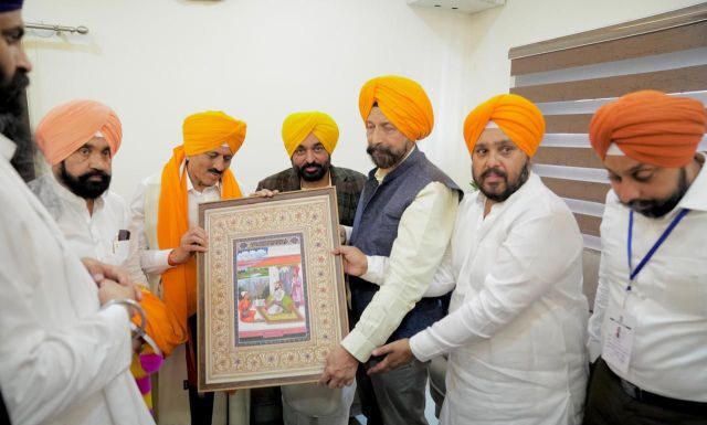 ਪੰਜਾਬ ਦੇ ਮੁੱਖ ਮੰਤਰੀ ਭਗਵੰਤ ਸਿੰਘ ਮਾਨ ਨੇ ਸ੍ਰੀ ਨਾਂਦੇੜ ਸਾਹਿਬ ਵਿਖੇ ਮੱਥਾ ਟੇਕਿਆ; ਕਿਹਾ, ਪੰਜਾਬ ਸਰਕਾਰ ਨਾਂਦੇੜ ਸਾਹਿਬ ਨੂੰ ਪਵਿੱਤਰ ਸ਼ਹਿਰ ਦਾ ਦਰਜਾ ਦੇਣ ਦੀ ਮੰਗ ਮਹਾਰਾਸ਼ਟਰ ਸਰਕਾਰ ਕੋਲ ਉਠਾਏਗੀ