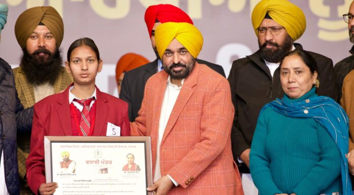 ਮੁੱਖ ਮੰਤਰੀ ਮਾਨ ਨੇ 2.7 ਲੱਖ ਦਲਿਤ ਵਿਦਿਆਰਥੀਆਂ ਨੂੰ 271 ਕਰੋੜ ਦਾ ਵਜ਼ੀਫਾ ਵੰਡਿਆ, ਕਿਹਾ – ‘ਆਪ ਨੂੰ ਨੌਜਵਾਨਾਂ ਦਾ ਫਿਕਰ, ਵਿਰੋਧੀਆਂ ਨੂੰ ਆਪਣੇ ਪਰਿਵਾਰਾਂ ਦੀ’