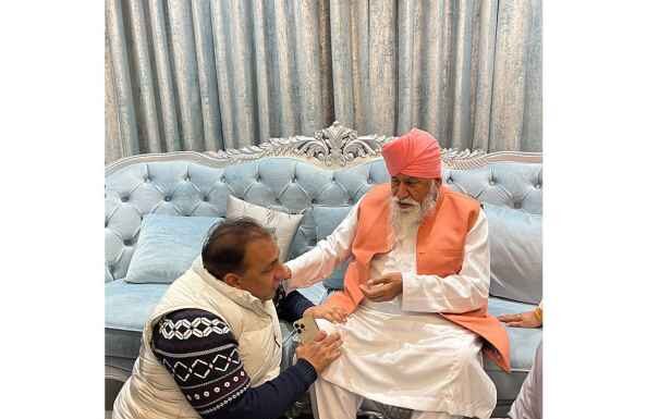 ਨਿਤਿਨ ਕੋਹਲੀ ਨੇ ਡੇਰਾ ਸੰਤ ਸਰਵਣ ਦਾਸ ਜੀ ਸੱਚਖੰਡ ਬੱਲਾਂ ਦੇ ਮੌਜੂਦਾ ਗੱਦੀ ਨਸ਼ੀਨ ਸੰਤ ਸ਼੍ਰੀ ਨਿਰੰਜਨ ਦਾਸ ਜੀ ਮਹਾਰਾਜ ਤੋਂ ਅਸ਼ੀਰਵਾਦ ਪ੍ਰਾਪਤ ਕੀਤਾ