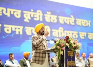 ਅਰਵਿੰਦ ਕੇਜਰੀਵਾਲ ਅਤੇ ਮੁੱਖ ਮੰਤਰੀ ਭਗਵੰਤ ਸਿੰਘ ਮਾਨ ਵੱਲੋਂ ਪੰਜਾਬ ਦੇ ਵਪਾਰੀਆਂ ਅਤੇ ਦੁਕਾਨਦਾਰਾਂ ਨਾਲ ਮੁਲਾਕਾਤ; ਕਿਹਾ, ਹੁਣ ਉਨ੍ਹਾਂ ਨੂੰ ਦਫ਼ਤਰਾਂ ਦੇ ਗੇੜੇ ਲਾਉਣ ਦੀ ਲੋੜ ਨਹੀਂ; ‘ਆਪ’ ਸਰਕਾਰ ਖੁਦ ਉਨ੍ਹਾਂ ਤੱਕ ਪਹੁੰਚ ਕਰੇਗੀ