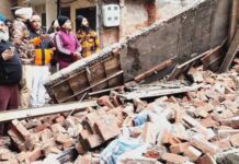 ਅੰਮ੍ਰਿਤਸਰ ਦੇ ਟਾਹਲੀ ਵਾਲਾ ਚੌਂਕ ’ਚ ਚਾਰ ਮੰਜ਼ਿਲਾਂ ਇਮਾਰਤ ਢਹੀ, ਇੱਕ ਮਜ਼ਦੂਰ ਜ਼ਖ਼ਮੀ; ਰੈਸਕਿਊ ਕਰਕੇ ਬਚਾਇਆ