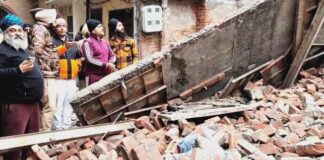 ਅੰਮ੍ਰਿਤਸਰ ਦੇ ਟਾਹਲੀ ਵਾਲਾ ਚੌਂਕ ’ਚ ਚਾਰ ਮੰਜ਼ਿਲਾਂ ਇਮਾਰਤ ਢਹੀ, ਇੱਕ ਮਜ਼ਦੂਰ ਜ਼ਖ਼ਮੀ; ਰੈਸਕਿਊ ਕਰਕੇ ਬਚਾਇਆ