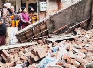 ਅੰਮ੍ਰਿਤਸਰ ਦੇ ਟਾਹਲੀ ਵਾਲਾ ਚੌਂਕ ’ਚ ਚਾਰ ਮੰਜ਼ਿਲਾਂ ਇਮਾਰਤ ਢਹੀ, ਇੱਕ ਮਜ਼ਦੂਰ ਜ਼ਖ਼ਮੀ; ਰੈਸਕਿਊ ਕਰਕੇ ਬਚਾਇਆ