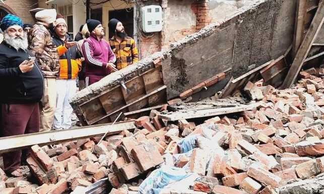 ਅੰਮ੍ਰਿਤਸਰ ਦੇ ਟਾਹਲੀ ਵਾਲਾ ਚੌਂਕ ’ਚ ਚਾਰ ਮੰਜ਼ਿਲਾਂ ਇਮਾਰਤ ਢਹੀ, ਇੱਕ ਮਜ਼ਦੂਰ ਜ਼ਖ਼ਮੀ; ਰੈਸਕਿਊ ਕਰਕੇ ਬਚਾਇਆ