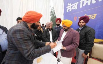 ਕੜਾਕੇ ਦੀ ਠੰਢ ਦੇ ਬਾਵਜੂਦ ਮੁੱਖ ਮੰਤਰੀ ਭਗਵੰਤ ਸਿੰਘ ਮਾਨ ਵੱਲੋਂ ਜਲੰਧਰ ਵਿੱਚ ਲੋਕ ਮਿਲਣੀ, ਕਿਹਾl ਲੋਕ ਮਿਲਣੀਆਂ ਪੰਜਾਬ ਦੇ ਵਿਕਾਸ ਨੂੰ ਤੇਜ਼ ਕਰਨ ਲਈ ਪ੍ਰੇਰਕ ਦਾ ਕੰਮ ਕਰਨਗੀਆਂ