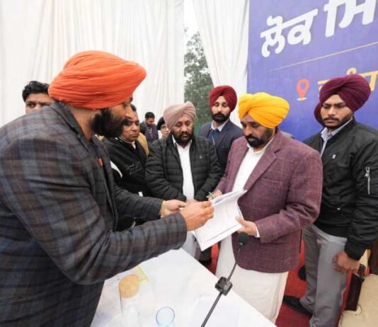 ਕੜਾਕੇ ਦੀ ਠੰਢ ਦੇ ਬਾਵਜੂਦ ਮੁੱਖ ਮੰਤਰੀ ਭਗਵੰਤ ਸਿੰਘ ਮਾਨ ਵੱਲੋਂ ਜਲੰਧਰ ਵਿੱਚ ਲੋਕ ਮਿਲਣੀ, ਕਿਹਾl ਲੋਕ ਮਿਲਣੀਆਂ ਪੰਜਾਬ ਦੇ ਵਿਕਾਸ ਨੂੰ ਤੇਜ਼ ਕਰਨ ਲਈ ਪ੍ਰੇਰਕ ਦਾ ਕੰਮ ਕਰਨਗੀਆਂ