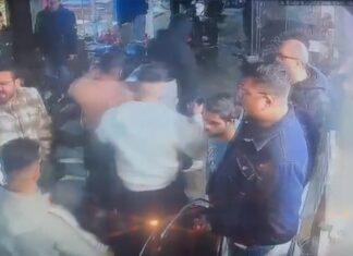 ਜਲੰਧਰ ’ਚ ਰੂਹ ਕੰਬਾਊ ਵਾਰਦਾਤ: 20 ਲੱਖ ਦੀ ਫਿਰੌਤੀ ਨਾ ਦੇਣ ’ਤੇ ਜਵੈਲਰ ’ਤੇ ਜਾਨਲੇਵਾ ਹਮਲਾ, ਦੁਕਾਨ ਅੰਦਰ ਵੜ ਕੇ ਮਾਰੀਆਂ ਕਿਰਪਾਨਾਂ