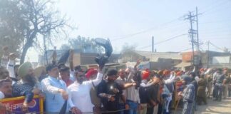 ਆਪ ਆਗੂਆਂ ਨੇ ਅੰਮ੍ਰਿਤਸਰ ਵਿੱਚ ਹਰਿਆਣਾ ਦੇ ਮੁੱਖ ਮੰਤਰੀ ਨਾਇਬ ਸਿੰਘ ਸੈਣੀ ਨੂੰ ਦਿਖਾਏ ਕਾਲੇ ਝੰਡੇ