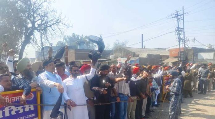ਆਪ ਆਗੂਆਂ ਨੇ ਅੰਮ੍ਰਿਤਸਰ ਵਿੱਚ ਹਰਿਆਣਾ ਦੇ ਮੁੱਖ ਮੰਤਰੀ ਨਾਇਬ ਸਿੰਘ ਸੈਣੀ ਨੂੰ ਦਿਖਾਏ ਕਾਲੇ ਝੰਡੇ