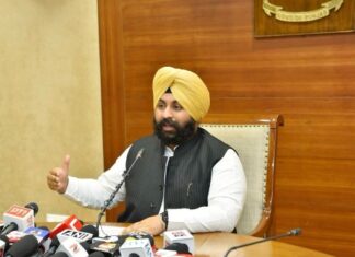 ਚਾਕਬੋਰਡਾਂ ਤੋਂ ਸਮਾਰਟ ਕਲਾਸਰੂਮਾਂ ਤੱਕ: ਭਗਵੰਤ ਮਾਨ ਸਰਕਾਰ ਨੇ ਪੰਜਾਬ ਦੇ ਸਰਕਾਰੀ ਸਕੂਲਾਂ ਵਿੱਚ ਲਿਆਂਦੀ ਡਿਜੀਟਲ ਕ੍ਰਾਂਤੀ