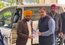 ਨਿਤਿਨ ਕੋਹਲੀ ਨੇ ਸੀਐਮ ਦੇ ਵਿਲੱਖਣ ਸਵਾਗਤ ਨਾਲ ‘ਜਲੰਧਰ ਪੜ੍ਹਾਓ’ ਨੂੰ ਪ੍ਰੋਤਸਾਹਿਤ ਕੀਤਾ; ‘ਬੁਕੇ ਕਲਚਰ’ ਤੋਂ ‘ਬੁੱਕ ਕਲਚਰ’ ਵੱਲ ਬਦਲਾਅ ਦੀ ਅਪੀਲ