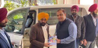 ਨਿਤਿਨ ਕੋਹਲੀ ਨੇ ਸੀਐਮ ਦੇ ਵਿਲੱਖਣ ਸਵਾਗਤ ਨਾਲ ‘ਜਲੰਧਰ ਪੜ੍ਹਾਓ’ ਨੂੰ ਪ੍ਰੋਤਸਾਹਿਤ ਕੀਤਾ; ‘ਬੁਕੇ ਕਲਚਰ’ ਤੋਂ ‘ਬੁੱਕ ਕਲਚਰ’ ਵੱਲ ਬਦਲਾਅ ਦੀ ਅਪੀਲ