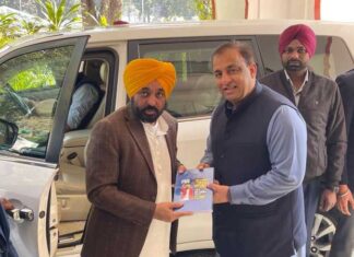 ਨਿਤਿਨ ਕੋਹਲੀ ਨੇ ਸੀਐਮ ਦੇ ਵਿਲੱਖਣ ਸਵਾਗਤ ਨਾਲ ‘ਜਲੰਧਰ ਪੜ੍ਹਾਓ’ ਨੂੰ ਪ੍ਰੋਤਸਾਹਿਤ ਕੀਤਾ; ‘ਬੁਕੇ ਕਲਚਰ’ ਤੋਂ ‘ਬੁੱਕ ਕਲਚਰ’ ਵੱਲ ਬਦਲਾਅ ਦੀ ਅਪੀਲ