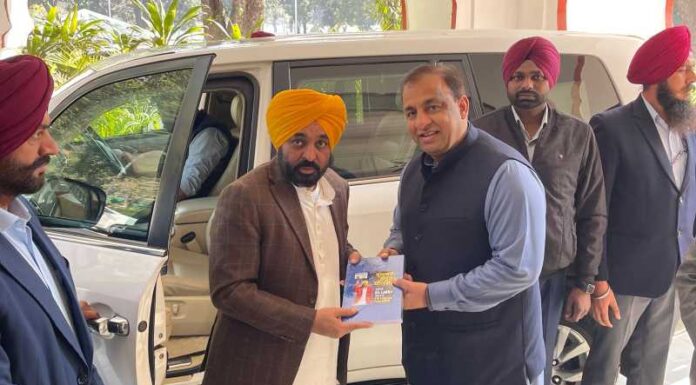 ਨਿਤਿਨ ਕੋਹਲੀ ਨੇ ਸੀਐਮ ਦੇ ਵਿਲੱਖਣ ਸਵਾਗਤ ਨਾਲ ‘ਜਲੰਧਰ ਪੜ੍ਹਾਓ’ ਨੂੰ ਪ੍ਰੋਤਸਾਹਿਤ ਕੀਤਾ; ‘ਬੁਕੇ ਕਲਚਰ’ ਤੋਂ ‘ਬੁੱਕ ਕਲਚਰ’ ਵੱਲ ਬਦਲਾਅ ਦੀ ਅਪੀਲ