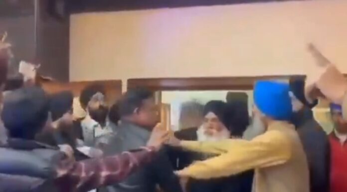 UP: ਮਿਸ਼ਨਰੀ ਸਕੂਲ ਦੇ ਪ੍ਰਿੰਸੀਪਲ ਵੱਲੋਂ ਸਿੱਖ ਵਿਦਿਆਰਥਣ ਨਾਲ ਜਿਸਮਾਨੀ ਛੇੜਛਾੜ, ਗੁੱਸੇ ਚ ਆਕੇ ਲੋਕਾਂ ਨੇ ਕੀਤੀ ਛਿਤੱਰਪਰੇੜ, ਵੇਖੋ ਪੂਰਾ ਵੀਡੀਓ