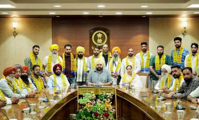 ਕਾਂਗਰਸ, ਅਕਾਲੀ ਦਲ ਅਤੇ ਭਾਜਪਾ ਨੂੰ ਵੱਡਾ ਝਟਕਾ, ਦਰਜਨਾਂ ਜ਼ਮੀਨੀ ਪੱਧਰ ਦੇ ਆਗੂ ‘ਆਪ’ ਵਿੱਚ ਸ਼ਾਮਲ