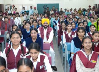 ਮੁੱਖ ਮੰਤਰੀ ਭਗਵੰਤ ਸਿੰਘ ਮਾਨ ਵੱਲੋਂ ਆਦਮਪੁਰ ਦੇ ਸਕੂਲ ਆਫ਼ ਐਮੀਨੈਂਸ ਵਿਖੇ ਵਿਦਿਆਰਥੀਆਂ ਨਾਲ ਮੁਲਾਕਾਤ