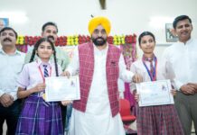 ਮੁੱਖ ਮੰਤਰੀ ਭਗਵੰਤ ਸਿੰਘ ਮਾਨ ਵੱਲੋਂ ਆਦਮਪੁਰ ਦੇ ਸਕੂਲ ਆਫ਼ ਐਮੀਨੈਂਸ ਵਿਖੇ ਵਿਦਿਆਰਥੀਆਂ ਨਾਲ ਮੁਲਾਕਾਤ